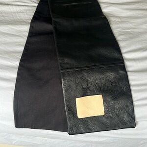 Hammit leather scarf